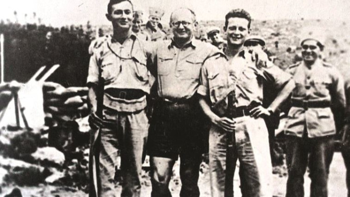 שני הצברים האולטימטיביים. יגאל אלון (מימין) ומשה דיין