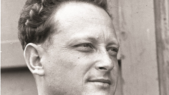 יגאל אלון בשנת 1949. צילום: הוגו מנדלסון, לע&quot;מ