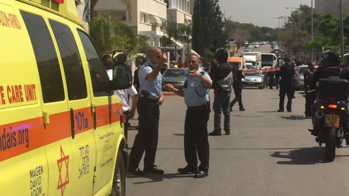 כוחות הביטחון וההצלה במקום הפיגוע בראש העין. צילום: דוברות מד&quot;א