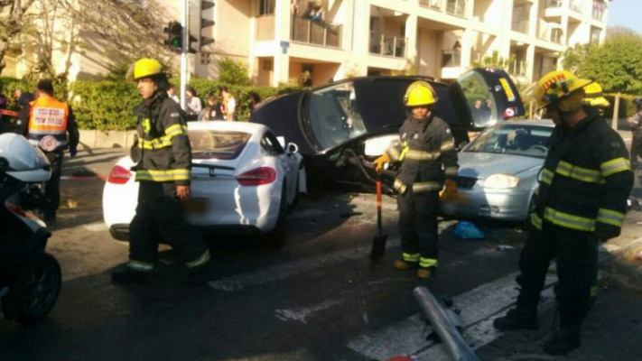 תאונת דרכים בתל אביב. צילום: דוברות מגן דוד אדום