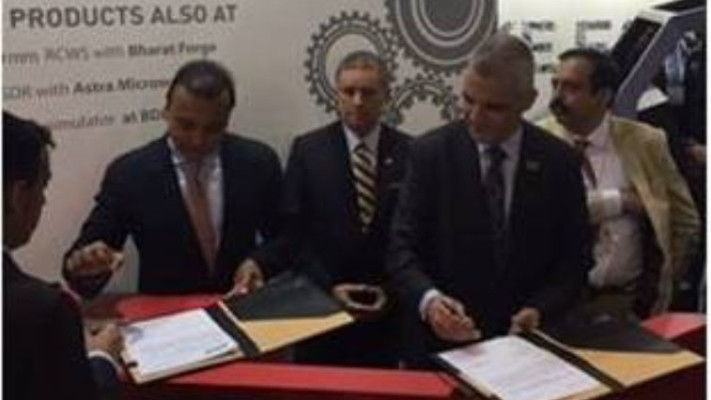 טקס חתימת עסקה בין רפא&quot;ל לרילאינס ההודית. צילום: יח&quot;צ 