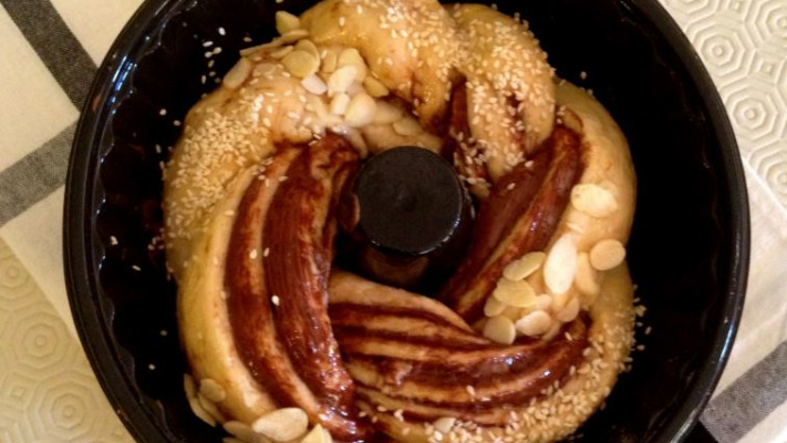 טבעת שמרים ממולאת שוקולד. צילום:פסקל פרץ רובין