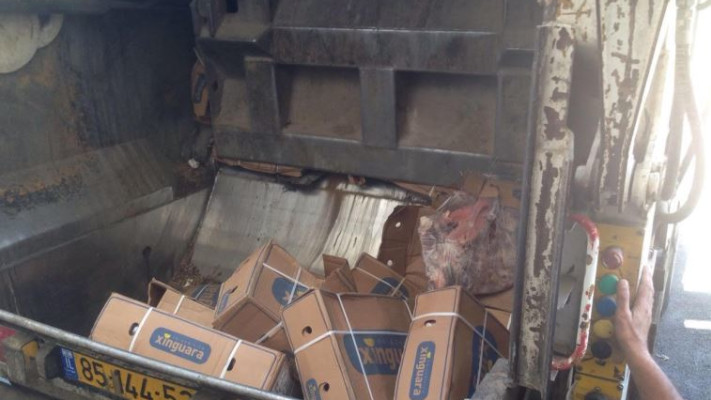 השמדת הבשר שנתפס. צילום: חטיבת דובר המשטרה