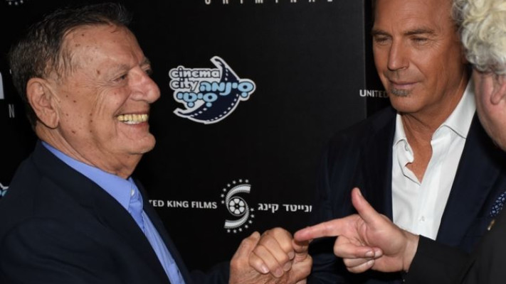 קווין קוסטנר ומיכאל שטראוס