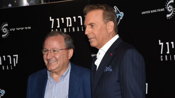 קווין קוסטנר ולאון אדרי