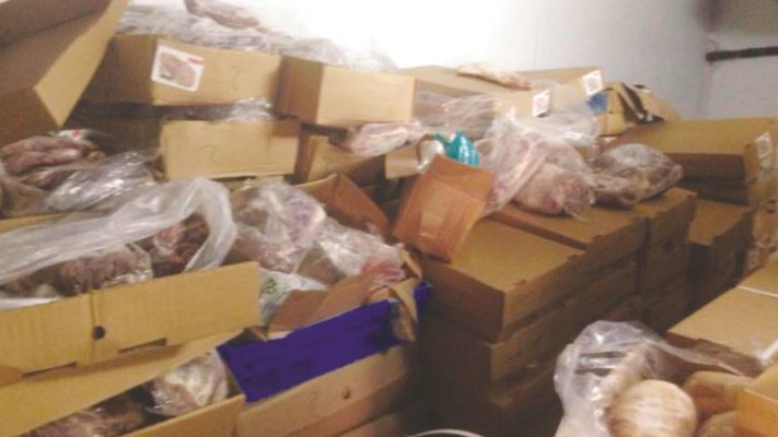 הבשר הפסול שנתפס בפשיטה בכפר כנא. צילום:דוברות המשטרה