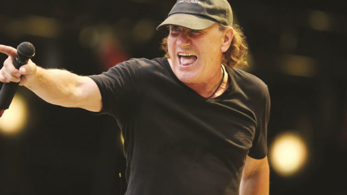 הנזק לאוזניו לא נגרם כתוצאה מהמוזיקה הרועשת של הלהקה, אלא דווקא מהתחביב האהוב עליו - מכוניות מרוץ. ג'ונסון. צילום: gettyimages/ASAP