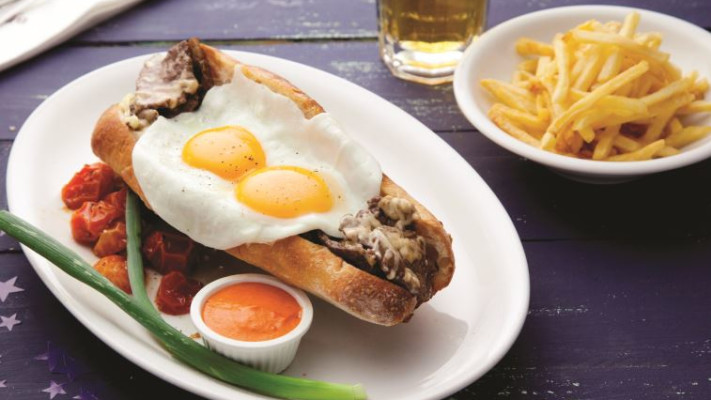 סטייק אנד אגז בסגנון פילי. צילום:יח"צ