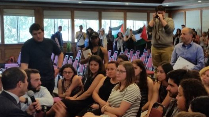 מפגינים פרו פלסטינים מתפרצים להרצאה של ניר ברקת 