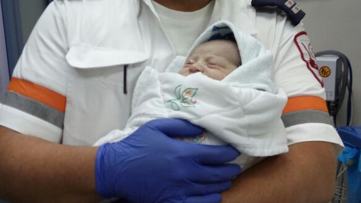 פאראמדיק מדא נתי לאייני והתינוק שנולד בניידת טיפול נמרץ. צילום: דוברות מד&quot;א