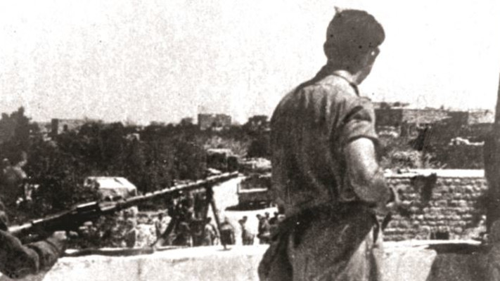 לוחמי אצ''ל על הגגות בדיר יאסין