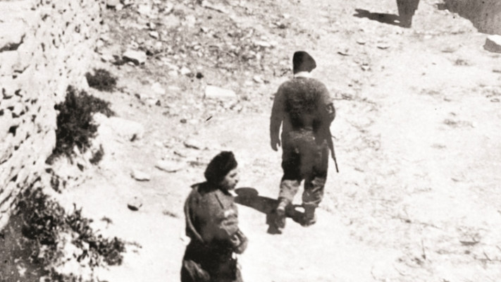 לוחמי אצ&quot;ל מפטרלים בדיר יאסין ביום בו נכבש. צילום:באדיבות מכון ז'בוטינסקי בישראל