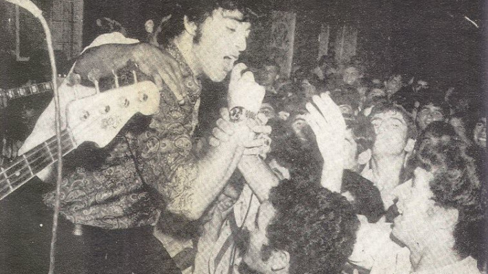 דני שושן קופץ עם הקהל בהופעה עם האריות 1965