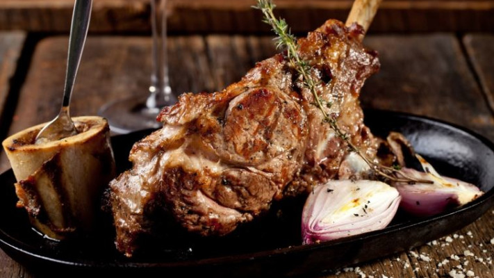 עגל חלב ומח עצם במסעדת הבוקרים. צילום: בועז לביא