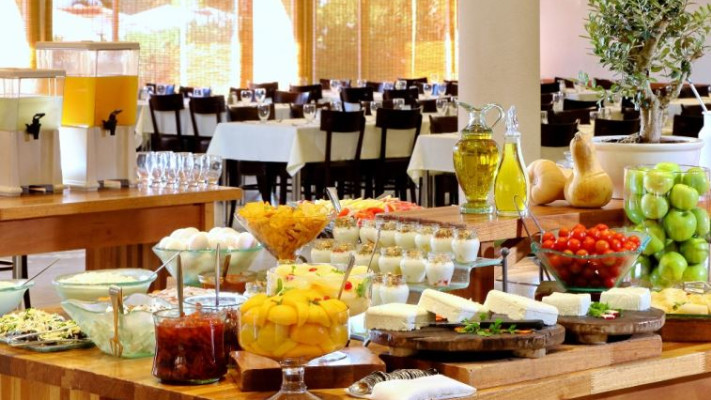 ארוחת בוקר מפנקת בעין גב. צילום: יח&quot;צ