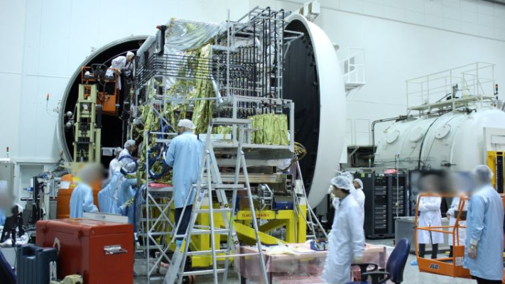 לוויין עמוס 6 במהלך הרכבתו. צילום: דוברות התעשייה האווירית