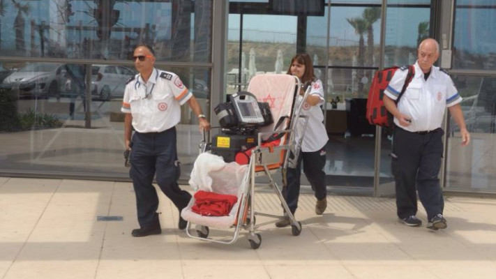 צוות מד&quot;א מחוץ לחדרה של ענבל אור. צילום: אבשלום ששוני