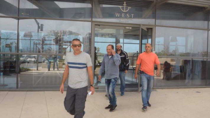 חוקרים מחוץ למלון בו שהתה ענבל אור. צילום: אבשלום ששוני