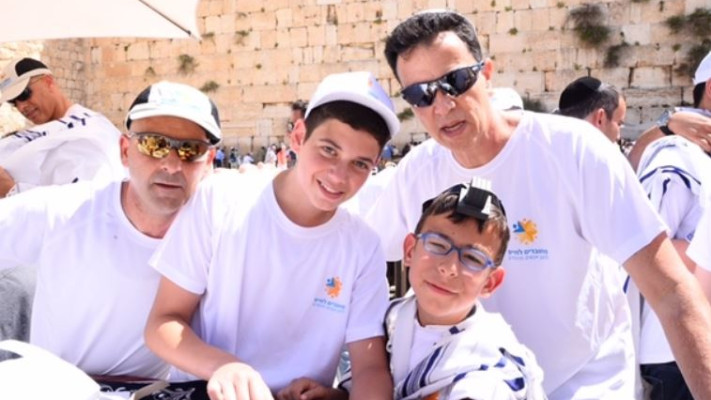 דדו צורי, ראש עמותת מחוברים לחיים, חוגג הנחת תפילין לבני הנוער של העמותה. צילום: שמואל אדלר