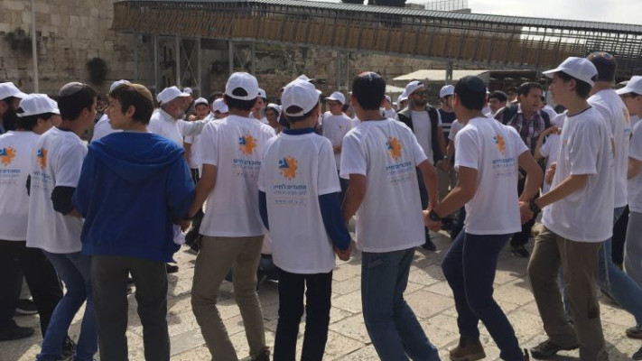 ילדי ישיבת חורב חוגגים בר מצווה לילדי מחוברים לחיים. צילום: שמואל אדלר