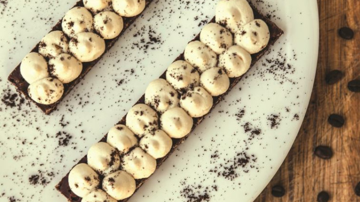 עוגת גבינה, הדרים וקוקוס ללא גלוטן. צילום: מיה ברן