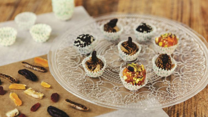 כדורי פירות מיובשים מתכון טבעוני, ללא סוכר. צילום: מיה ברן