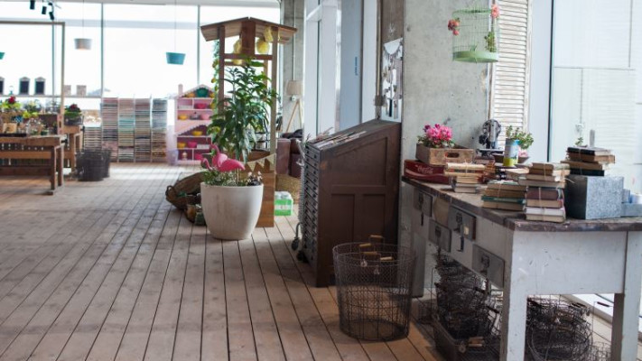 יפו נסגרה לתנועה בגלל היריד. החנות של כחלון לוי במרכז עזריאלי. צילום: יח&quot;צ