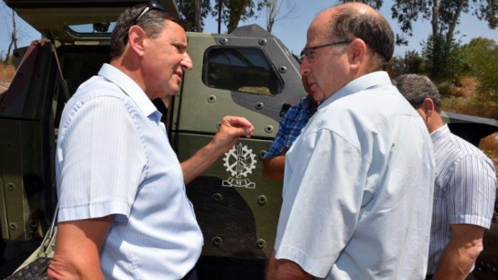 מנכ"ל משרד הביטחון אודי אדם, עם שר הביטחון לשעבר משה יעלון. צילום: אריאל חרמוני
