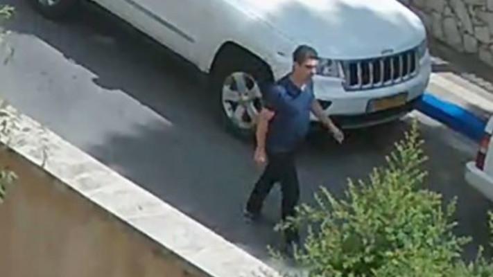 האדם החשוד כפי שנלכד במצלמות. צילום: חטיבת דובר המשטרה