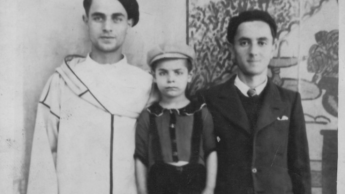 מימין: שמחון עם אביו ודודו בשנות ה-40 במרוקו. צילום: ארכיון פרטי