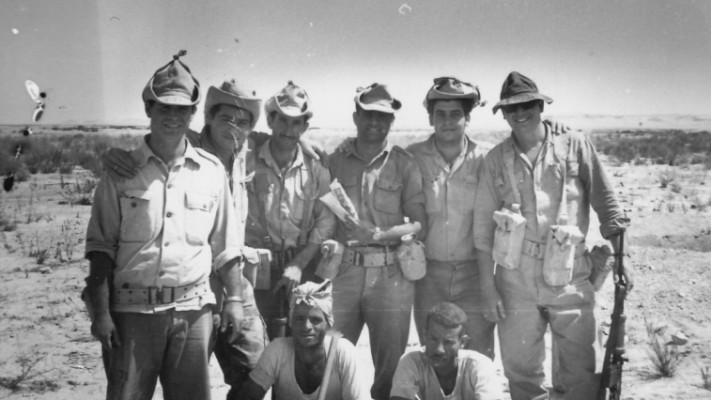 שמחון (משמאל) עם שבויים מצרים