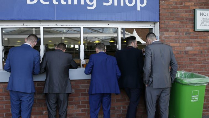 דוכן הימורים בפסטיבל. צילום: רויטרס