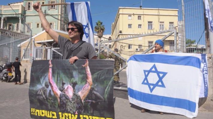 תומכים בחייל מחוץ לבית הדין ביפו. צילום: אבשלום ששוני