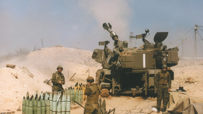 פרץ על רקע ירי רקטות של חיזבאללה לכיוון הצפון. מבצע &quot;ענבי זעם&quot;, 1996. צילום: חיים אזולאי