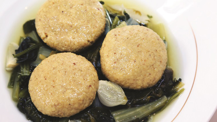 קניידלך ממולאים סיסקא במרק חמוץ. צילום: פסקל פרץ רובין