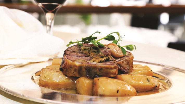 כתף טלה עם ארטישוק ירושלמי. צילום: פסקל פרץ רובין