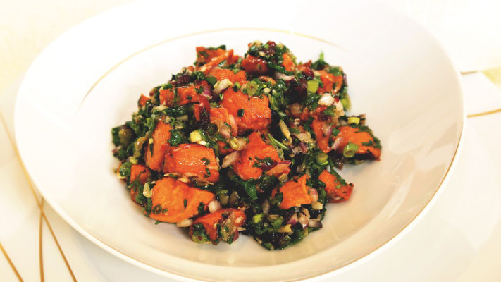 סלט בטטה חמוציות ואגוזי ברזיל. צילום: פסקל פרץ רובין