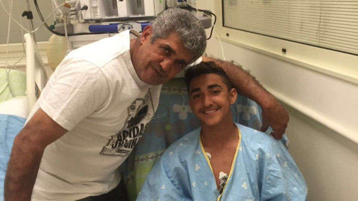 שקד אברהם ואביו בני בבית החולים. צילום: באדיבות המשפחה