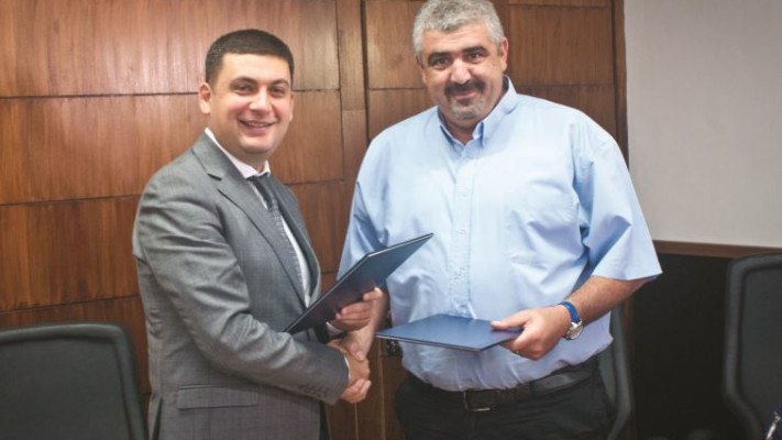 חתמו על ברית ערים תאומות. עם שלומי לחיאני, 2012