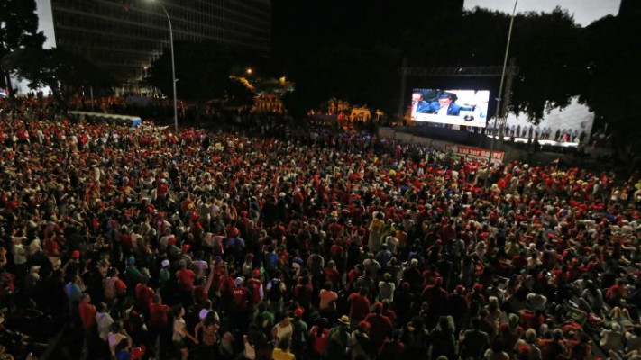 מפגינים בעד רוסף במהלך ההצבעה. צילום: רויטרס