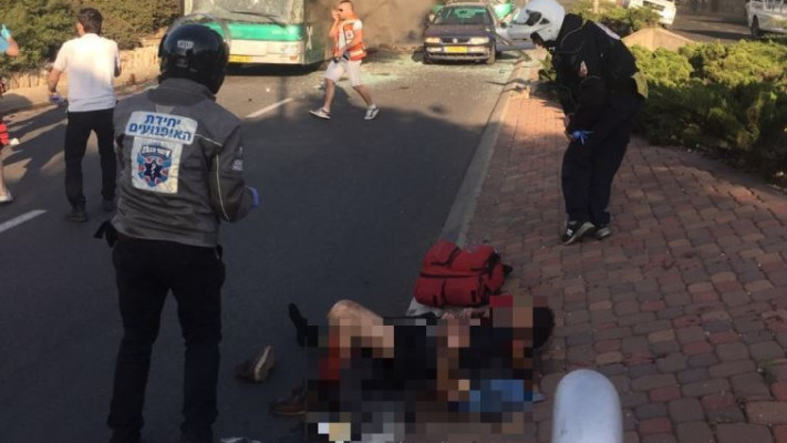 טיפול בפצועים בזירה. צילום: אבשלום ששוני