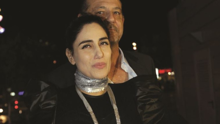 פתאום בעשור החמישי. רונית אלקבץ בהריון, עם בעלה אבנר ישר. צילום: מגלן