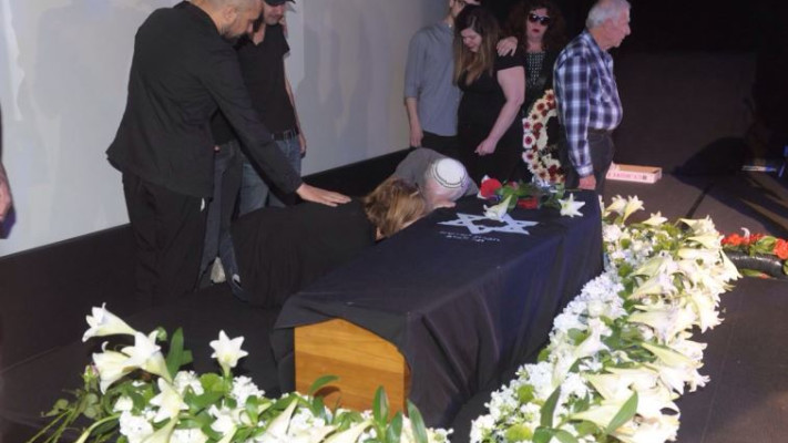 הוריה של רונית אלקבץ לצד ארונה בטקס האשכבה בסינמטק. צילום: אבשלום ששוני