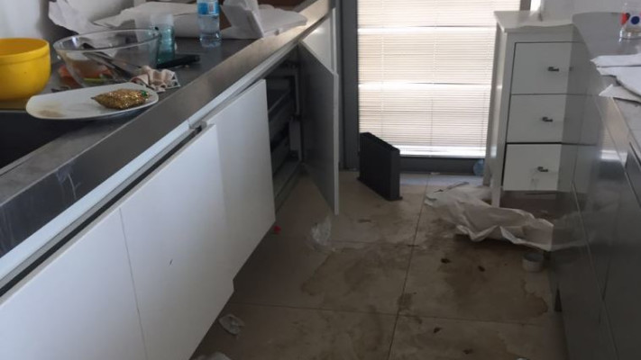 כלים בכיור ורצפה מטונפת