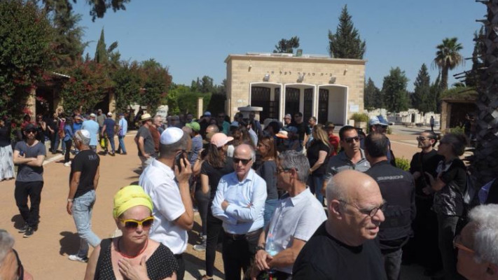 מאות הגיעו ללוות את אלקבץ בדרכה האחרונה. צילום: אבשלום ששוני