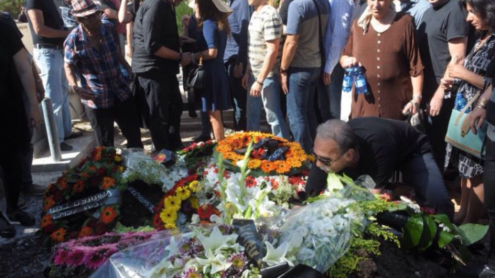 זרים על קברה של רונית אלקבץ. צילום: אבשלום ששוני