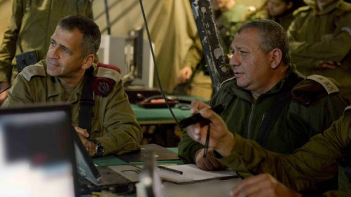 הרמטכ&quot;ל רא&quot;ל איזנקוט ומפקד פצ&quot;ן אלוף אביב כוכבי מפקחים על התרגיל. צילום: דו&quot;צ