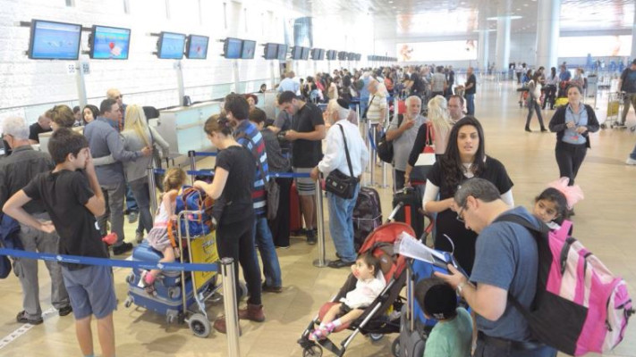 נוסעים בנמל התעופה בן גוריון. צילום: אבשלום ששוני