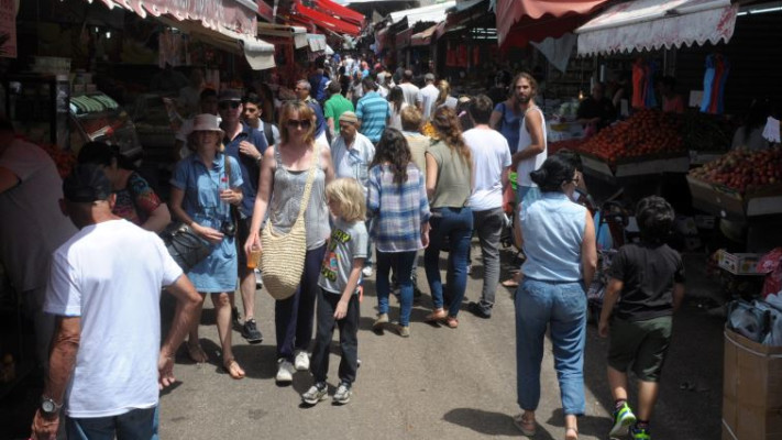 קניות לחג בשוק הכרמל בתל אביב