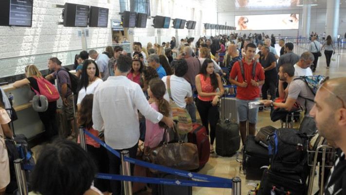 מה יהיה עם המזוודות. נוסעים בתב&quot;ג. צילום: אבשלום ששוני